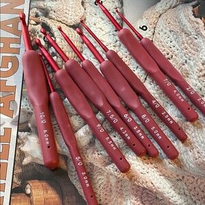 Red Crochet Hook Set 2mm-6mm - 9 piece set